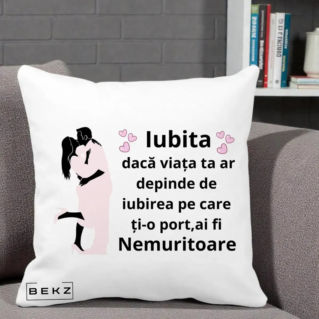 Cadou pentru Iubita - Perna Personalizata Iubita Nemuritoare cu Siluete de Cuplu, 40x40 cm, Alba Mata, Husa Detasabila, Perna Inclusa, BEKZ®