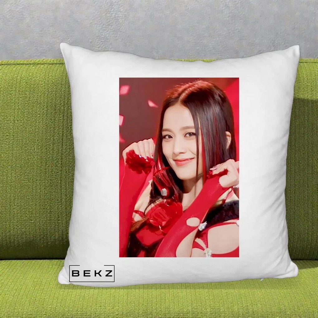 Perna Personalizata K-pop BLACKPINK Jisoo Rosu, 40x40 cm, Alb Pufos, Husa Detasabila, Perna Inclusa, BEKZ®