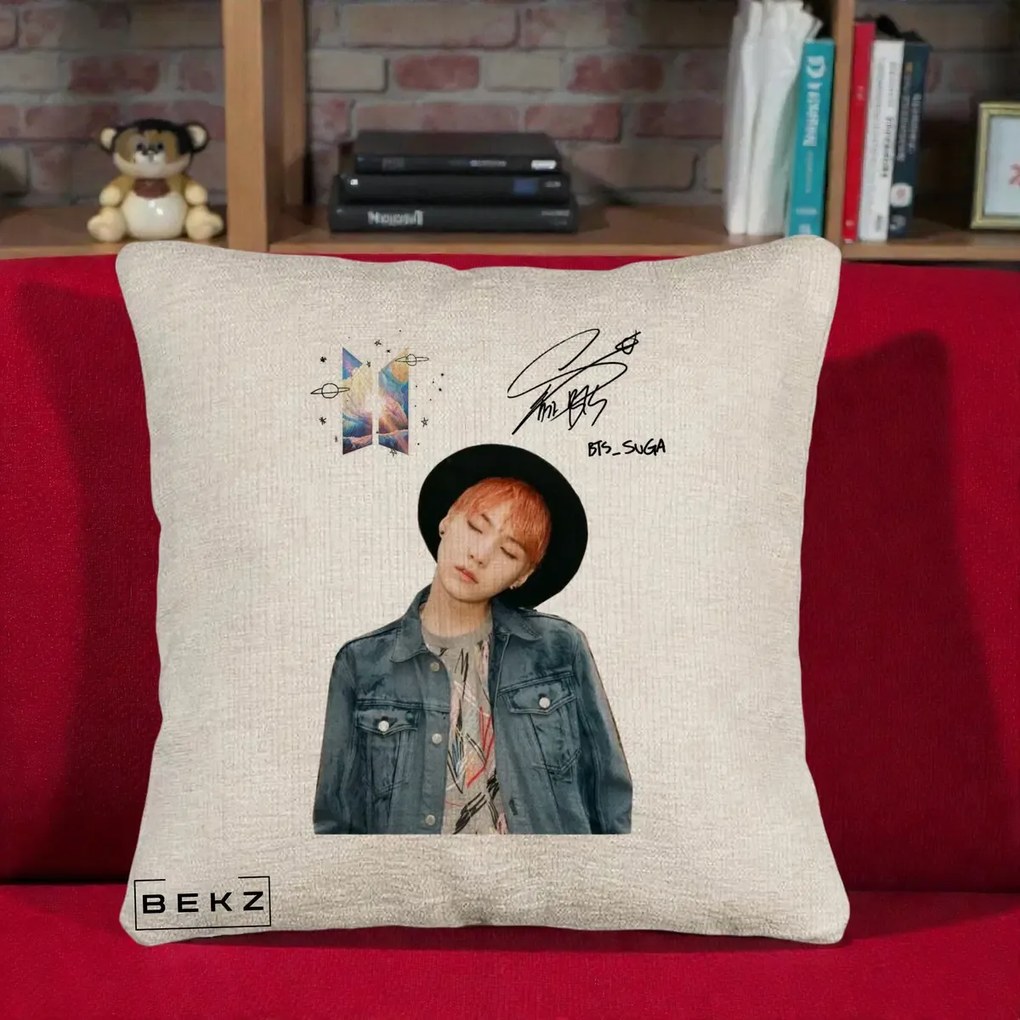 Perna Personalizata K-pop BTS Suga par Portocaliu Palarie Autograf, 40x40 cm, Bej Canapea, Husa Detasabila, Perna Inclusa, BEKZ®
