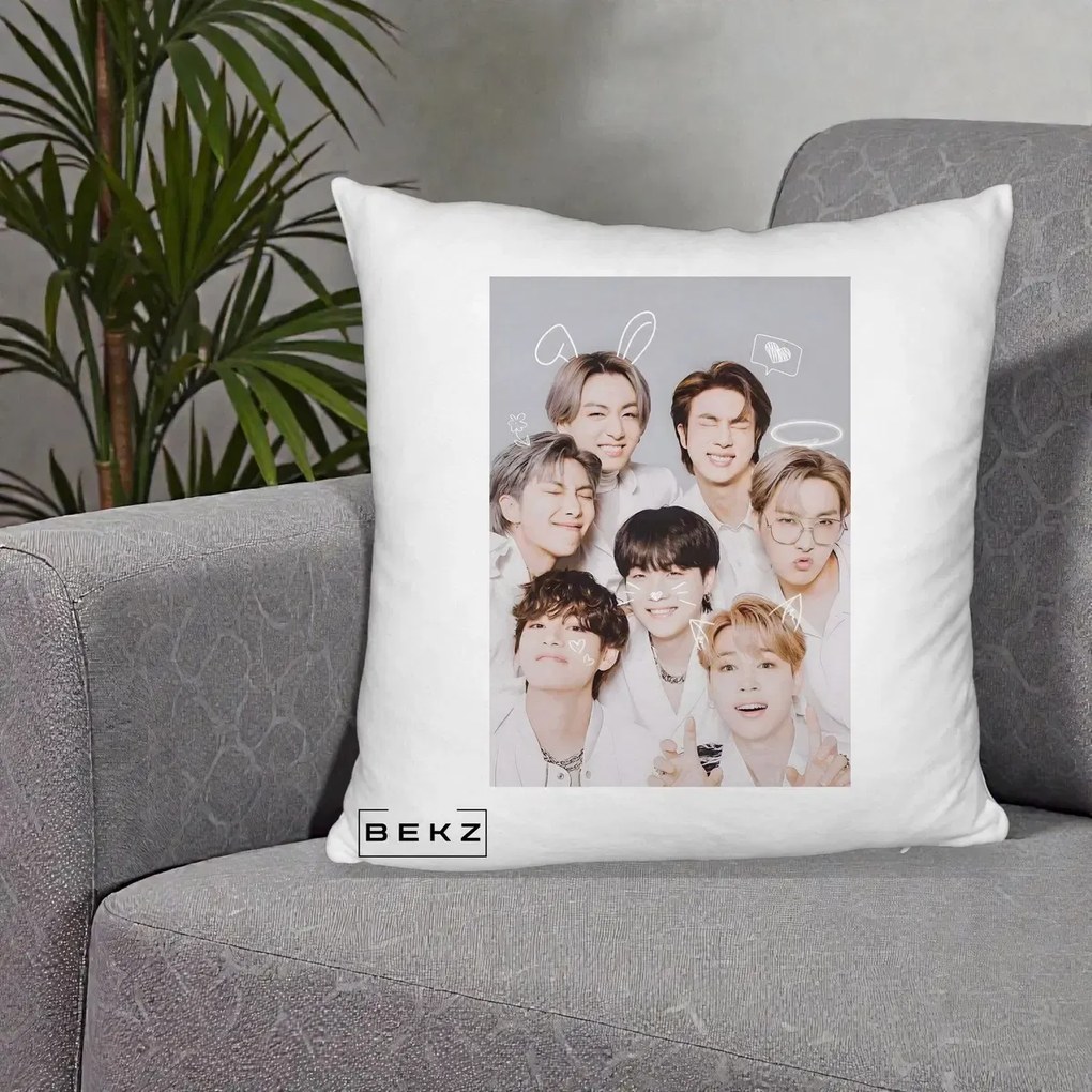 Perna Personalizata K-pop BTS Foto Grup Cute cu Animatii si 7 Membrii, 40x40 cm, Alb Pufos, Husa Detasabila, Perna Inclusa, BEKZ®