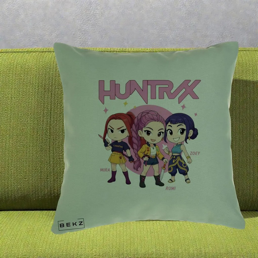 Perna Personalizata K-pop HUNTRX Trio Chibi cu Arme, 40x40 cm, Verde, Husa Detasabila, Perna Inclusa, BEKZ®