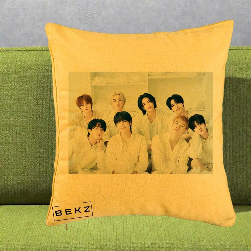 Perna Personalizata K-pop Stray Kids Foto Grup Alb All-White cu 8 Membrii, 40x40 cm, Galben, Husa Detasabila, Perna Inclusa, BEKZ®