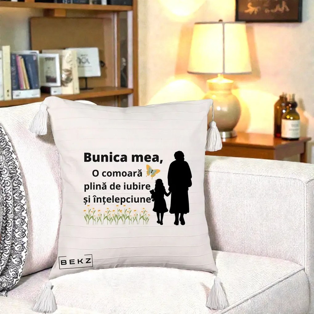 Cadou pentru Bunica - Perna Personalizata Bunica Mea Comoara Iubire Intelepciune Varianta Extinsa, 40x40 cm, Bej cu Franjuri, Husa Detasabila, Perna Inclusa, BEKZ®