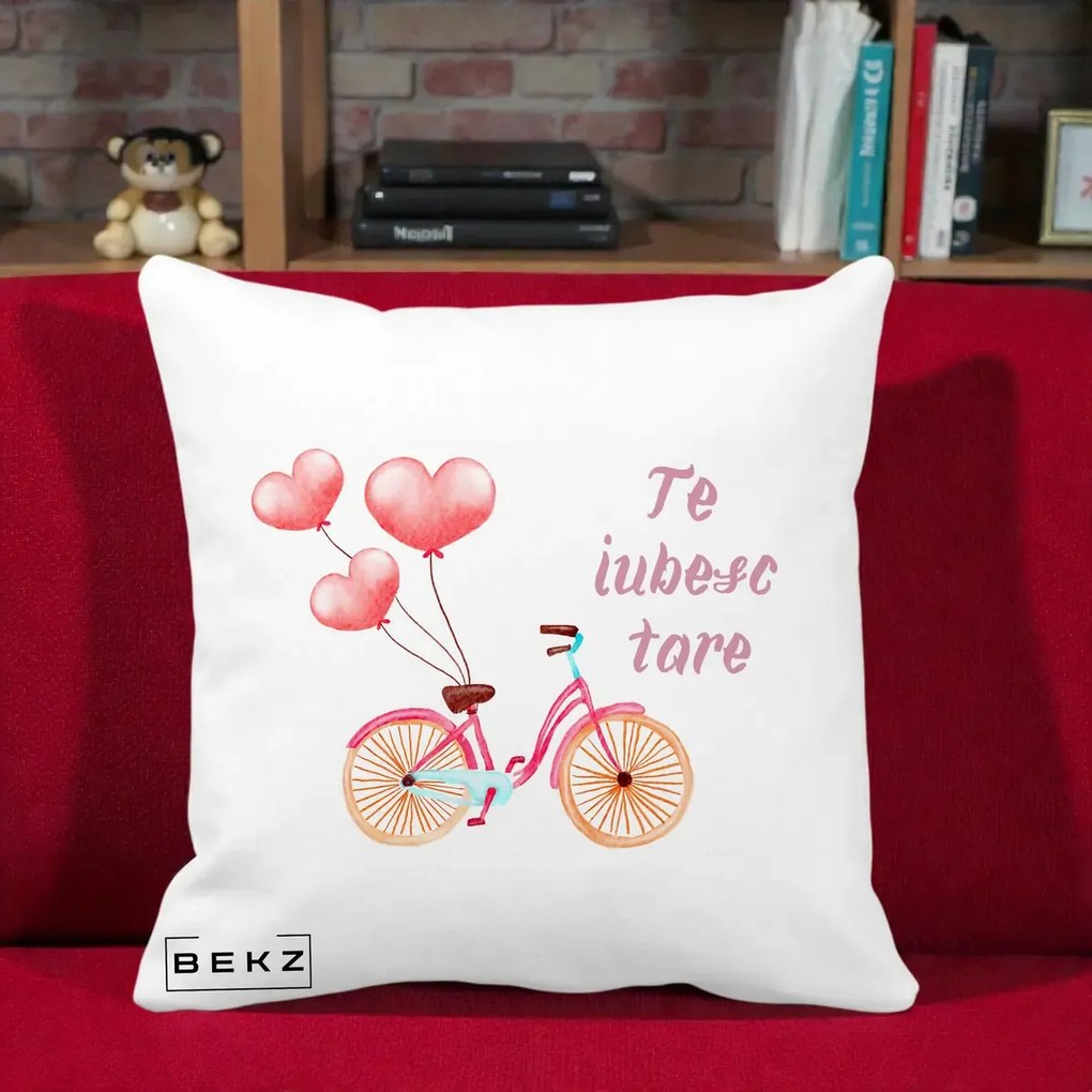 Perna Decorativa Te Iubesc Tare cu Bicicleta Roz si Baloane Inima, 40x40 cm, Alba Mata, Husa Detasabila, Perna Inclusa, BEKZ®