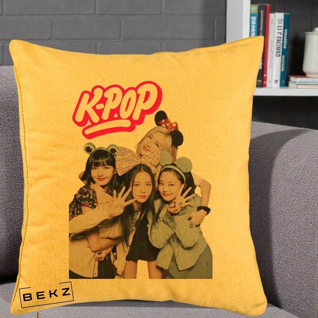 Perna Personalizata BLACKPINK K-Pop Grup Pozitii Amuzante, 40x40 cm, Galben, Husa Detasabila, Perna Inclusa, BEKZ®