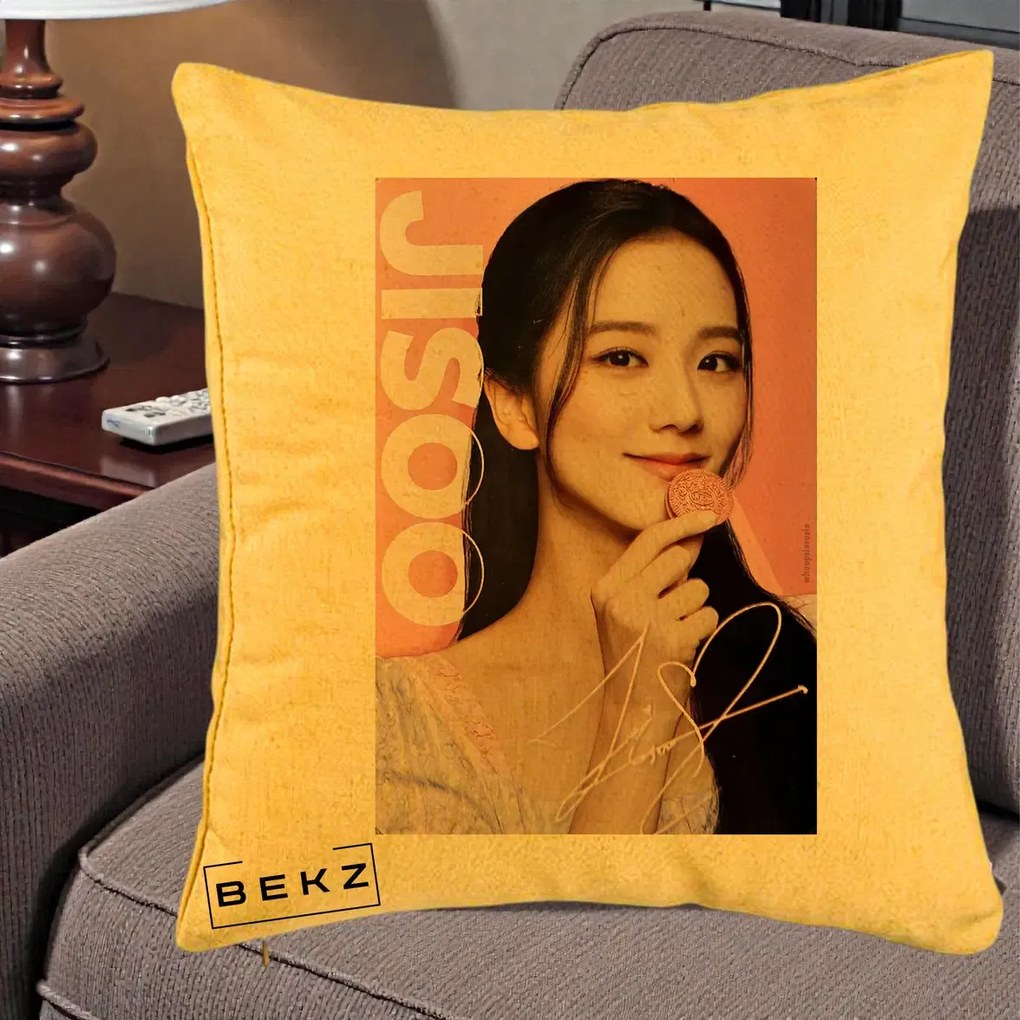Perna Personalizata K-pop BLACKPINK Jisoo cu Semnatura si Fond Roz, 40x40 cm, Galben, Husa Detasabila, Perna Inclusa, BEKZ®