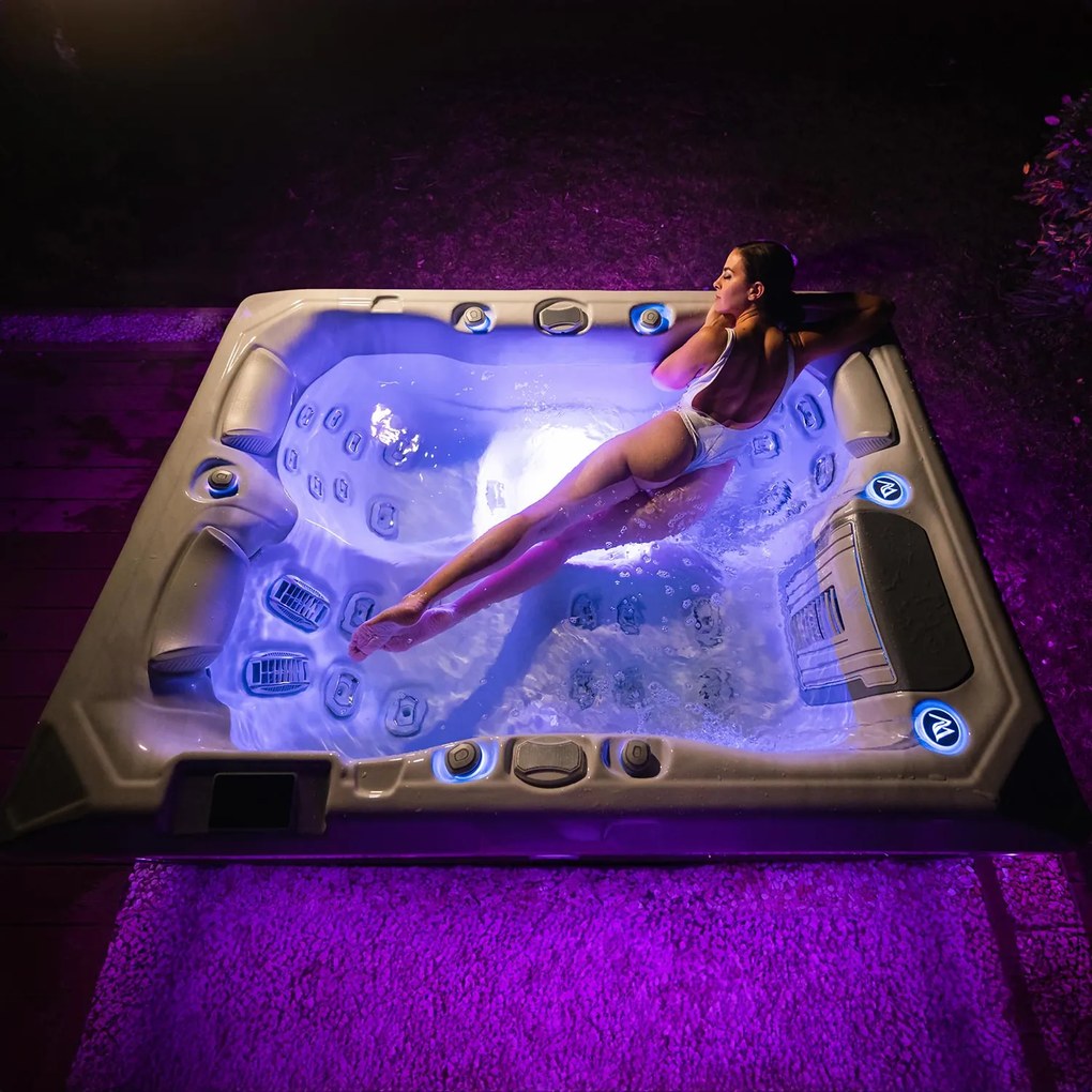 Minipiscina jacuzzi 3 persoane 32 jeturi hidromasaj, WiFi, sistem audio, 160 x 215 cm, Wellis Teide Life Deluxe