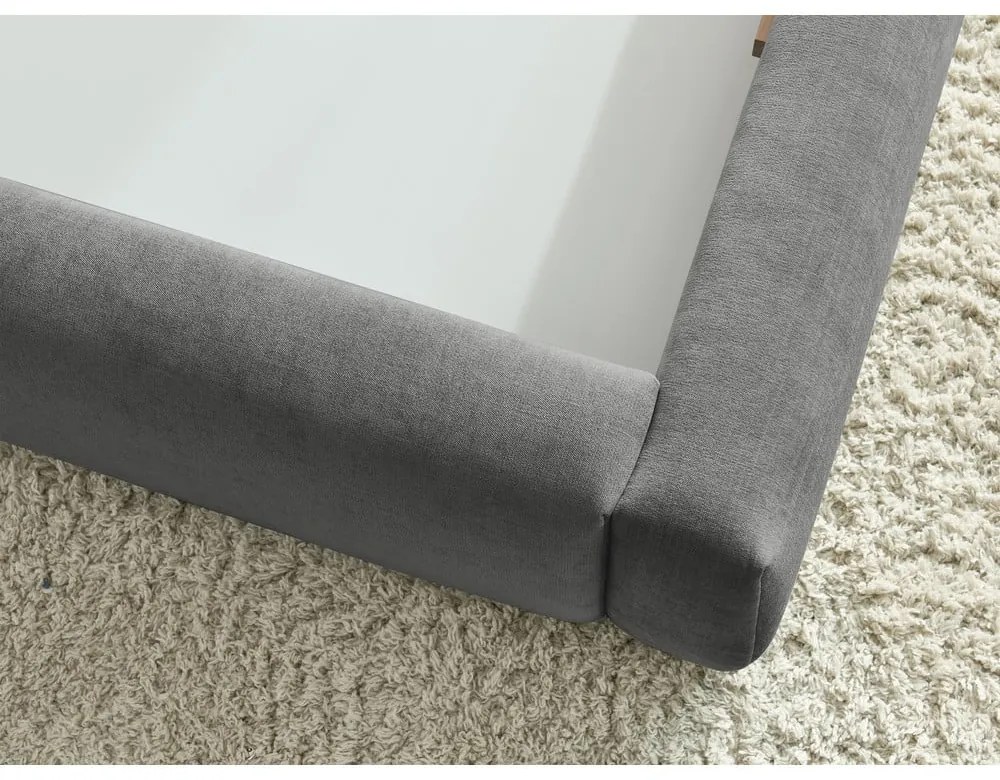 Pat matrimonial gri tapițat cu spațiu de depozitare și somieră 180x200 cm Vernon – Bobochic Paris