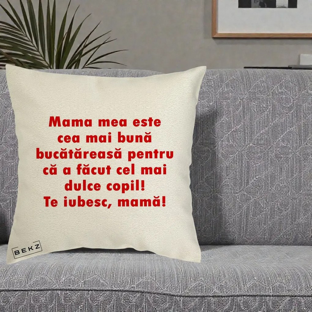 Cadou pentru Mama - Perna Personalizata Mama cea Mai Buna Bucatareasa, 40x40 cm, Ecru, Husa Detasabila, Perna Inclusa, BEKZ®