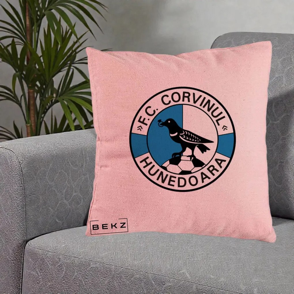 Perna Personalizata FC Corvinul Hunedoara Fotbal, 40x40 cm, Roz, Husa Detasabila, Perna Inclusa, BEKZ®
