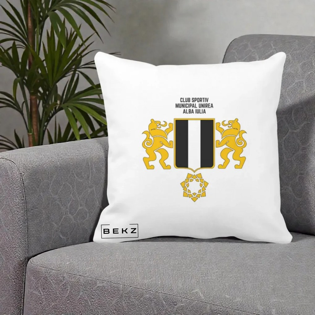 Perna Personalizata CSM Unirea Alba Iulia Fotbal, 40x40 cm, Alba Mata, Husa Detasabila, Perna Inclusa, BEKZ®