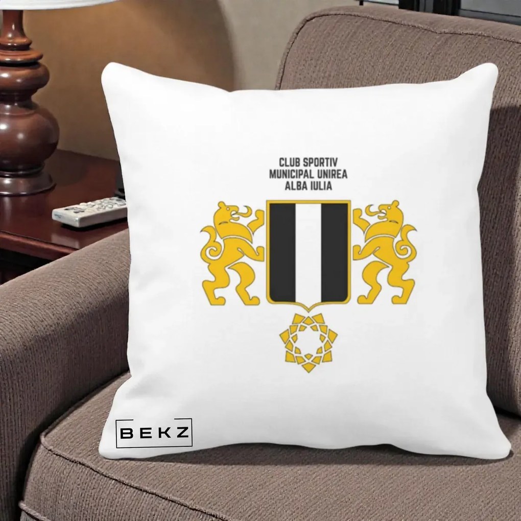Perna Personalizata CSM Unirea Alba Iulia Fotbal, 40x40 cm, Alba Mata, Husa Detasabila, Perna Inclusa, BEKZ®