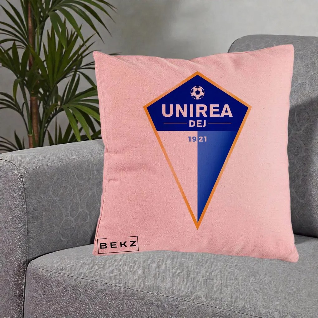Perna Personalizata Unirea Dej 1921 Fotbal, 40x40 cm, Roz, Husa Detasabila, Perna Inclusa, BEKZ®