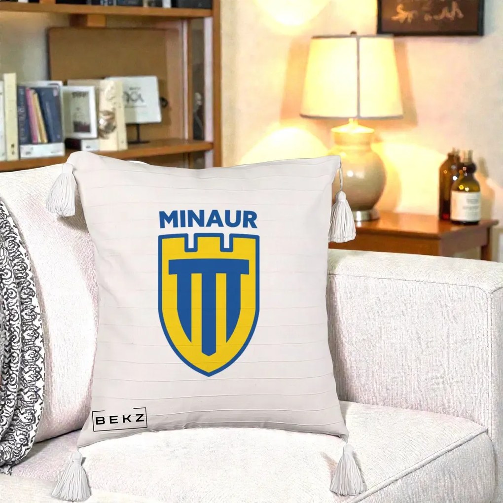 Perna Personalizata Minaur Baia Mare Fotbal, 40x40 cm, Bej cu Franjuri, Husa Detasabila, Perna Inclusa, BEKZ®