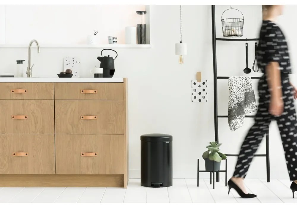 Coș de gunoi negru mat cu pedală din oțel 20 l NewIcon – Brabantia