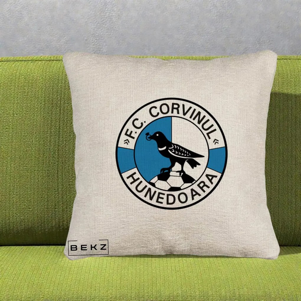 Perna Personalizata FC Corvinul Hunedoara Fotbal, 40x40 cm, Bej Canapea, Husa Detasabila, Perna Inclusa, BEKZ®