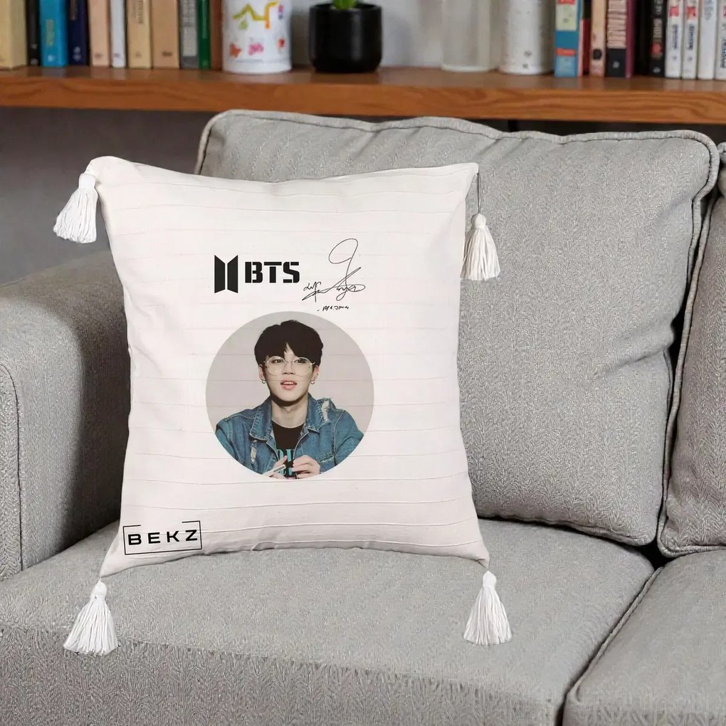 Perna Personalizata K-pop BTS Jimin Portret Cerc Autograf Geaca, 40x40 cm, Bej cu Franjuri, Husa Detasabila, Perna Inclusa, BEKZ®