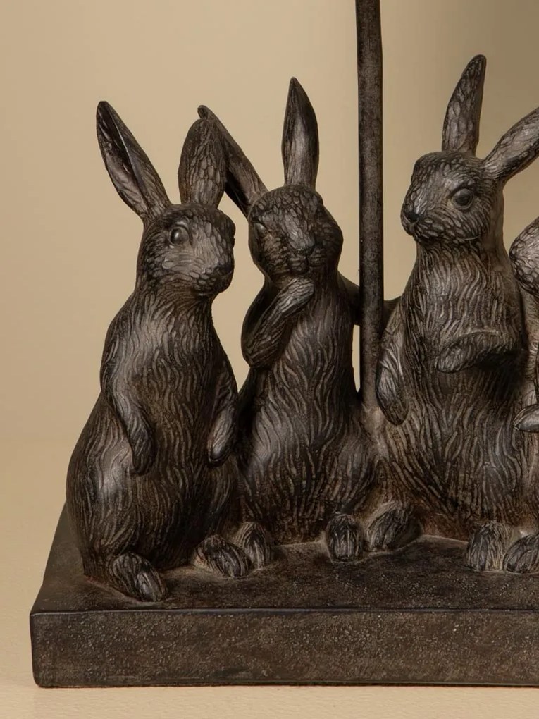 Lampă de masă din bumbac bej, cu structură din rășină maro în formă de grup de iepuri, finisaj patinat, 45×31×13 cm, „Lapin"