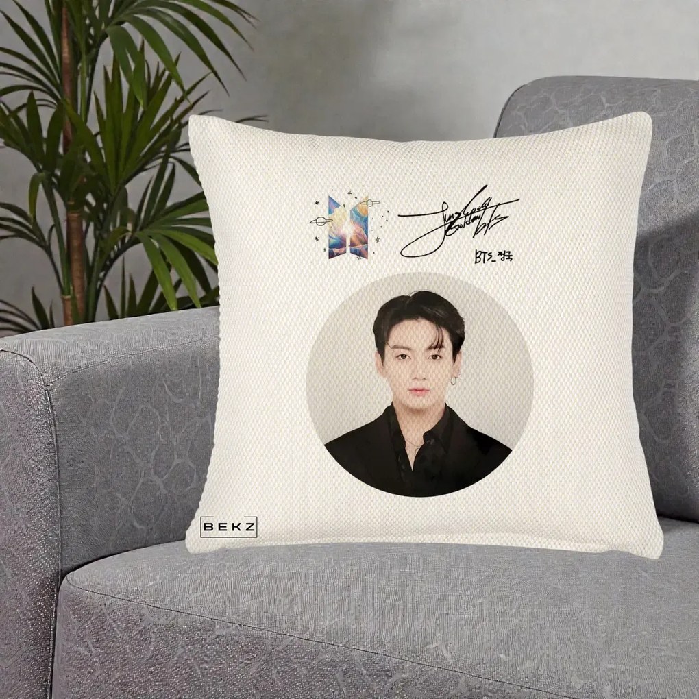 Perna Personalizata K-pop BTS Jungkook Portret cu Autograf, 40x40 cm, Crem Reliefat, Husa Detasabila, Perna Inclusa, BEKZ®