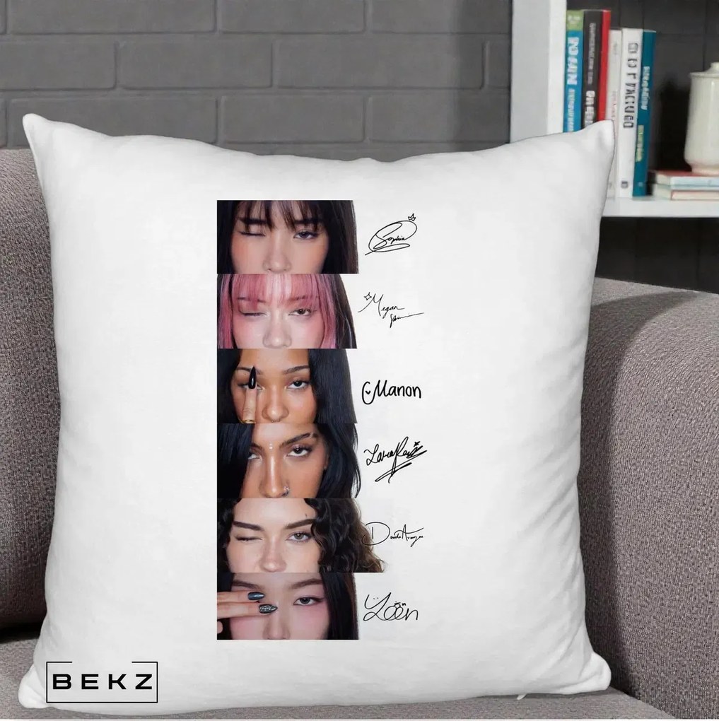 Perna Personalizata K-pop KATSEYE Semnaturi fara Foto, 40x40 cm, Alb Pufos, Husa Detasabila, Perna Inclusa, BEKZ®