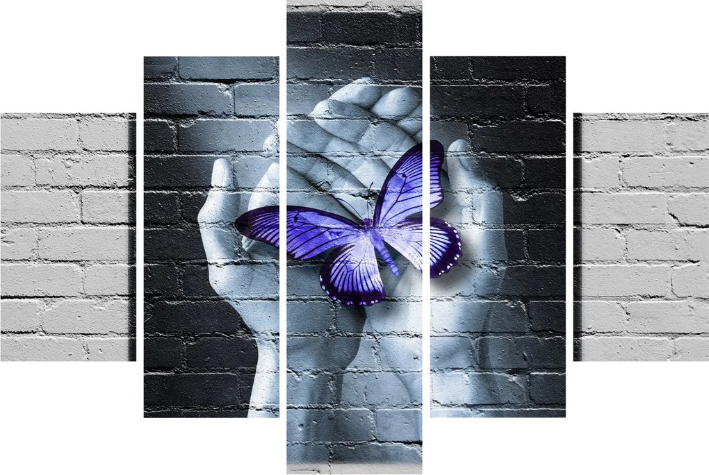 Tablou - Fluture violet pe perete (150x105 cm)