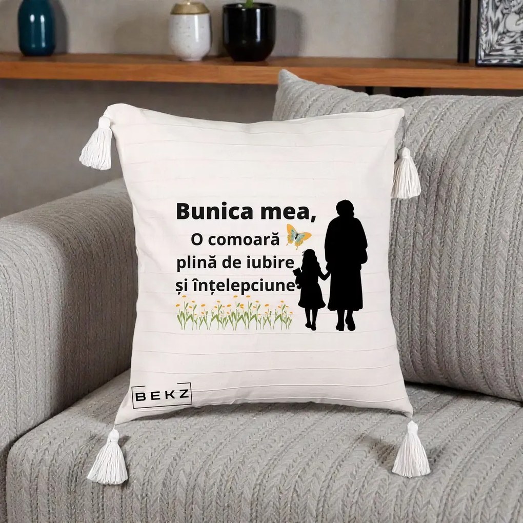 Cadou pentru Bunica - Perna Personalizata Bunica Mea Comoara Iubire Intelepciune Varianta Extinsa, 40x40 cm, Bej cu Franjuri, Husa Detasabila, Perna Inclusa, BEKZ®