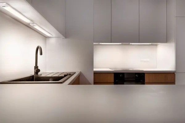 Osram LINEAR EDGE LED - corp LED dimerizabil pentru montaj sub dulap, cu senzor, 8W/230V, 50 cm, alb