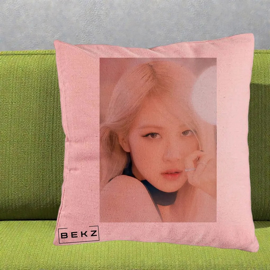 Perna Personalizata K-pop BLACKPINK Rose Blond cu Inel Roz Pastel, 40x40 cm, Roz, Husa Detasabila, Perna Inclusa, BEKZ®
