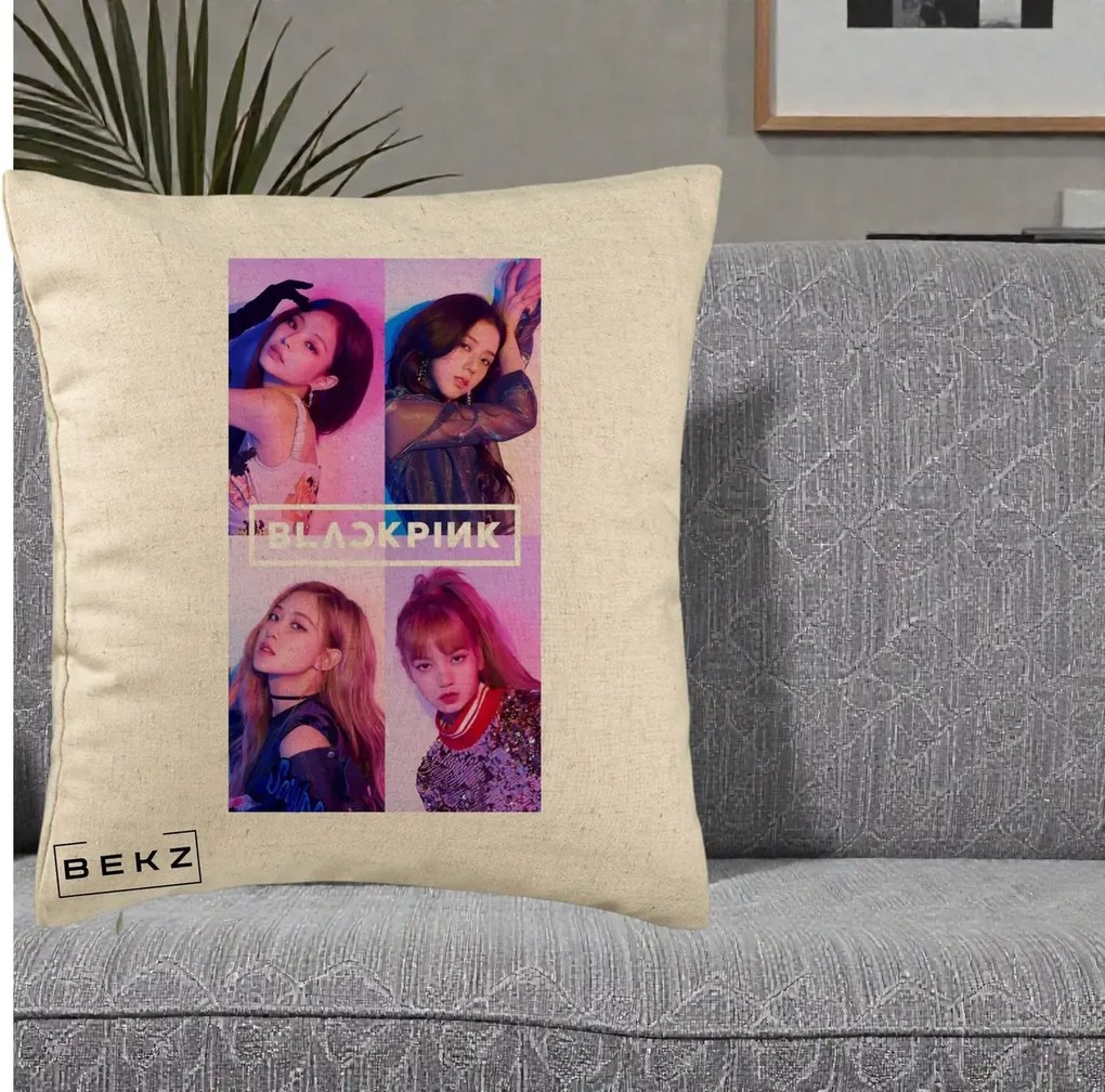 Perna Personalizata K-pop BLACKPINK Poster Colaj 4 Membre Violet Roz, 40x40 cm, Bej, Husa Detasabila, Perna Inclusa, BEKZ®