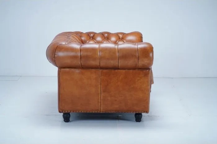 Canapea Chesterfield 2 locuri din piele naturală full grain maro deschis, cu brațe rulate și ținte decorative, 75 x 180 x 97 cm, „Classic Chic”