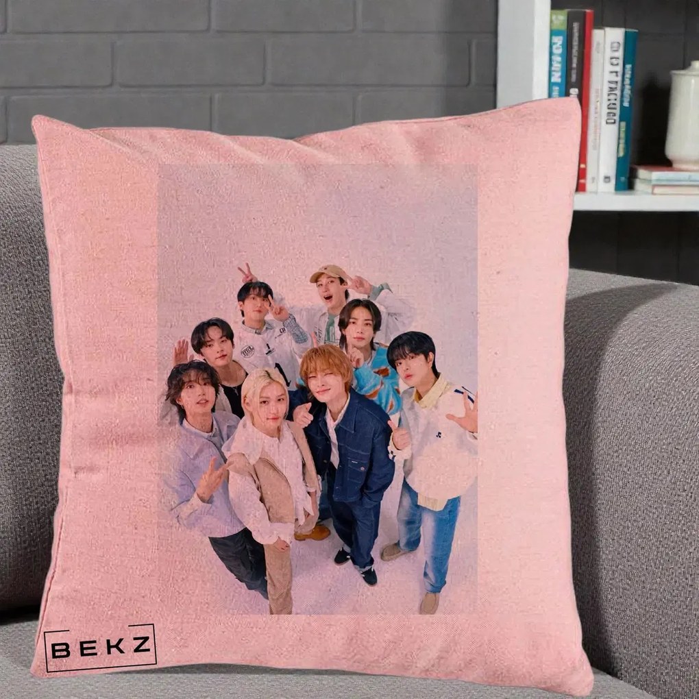 Perna Personalizata K-pop Stray Kids Foto Grup Alb cu 8 Membrii de Sus, 40x40 cm, Roz, Husa Detasabila, Perna Inclusa, BEKZ®