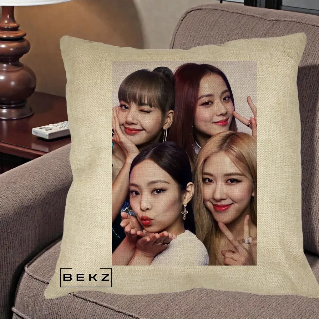 Perna Personalizata K-pop BLACKPINK Foto Grup Selfie 4 Membre, 40x40 cm, Crem, Husa Detasabila, Perna Inclusa, BEKZ®