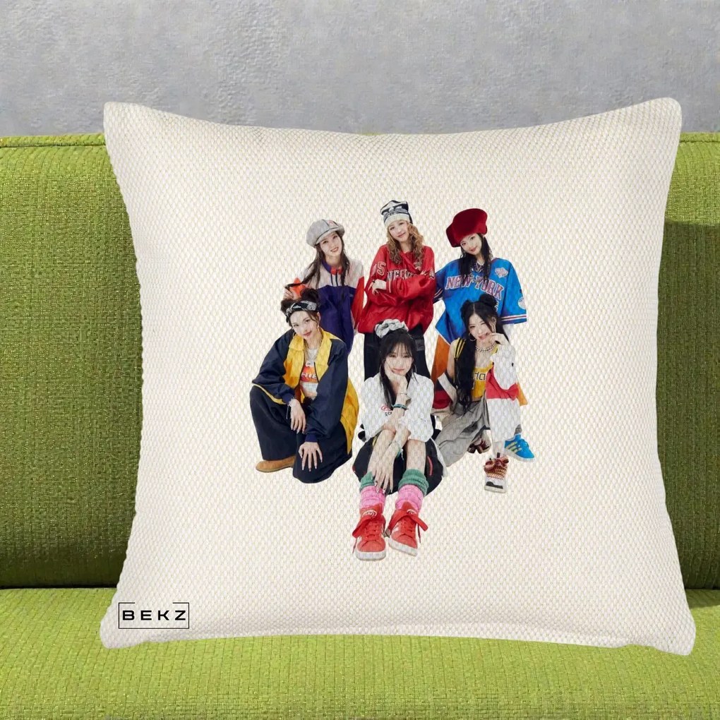 Perna Personalizata Grup K-pop Fete Streetwear Foto, 40x40 cm, Crem Reliefat, Husa Detasabila, Perna Inclusa, BEKZ®