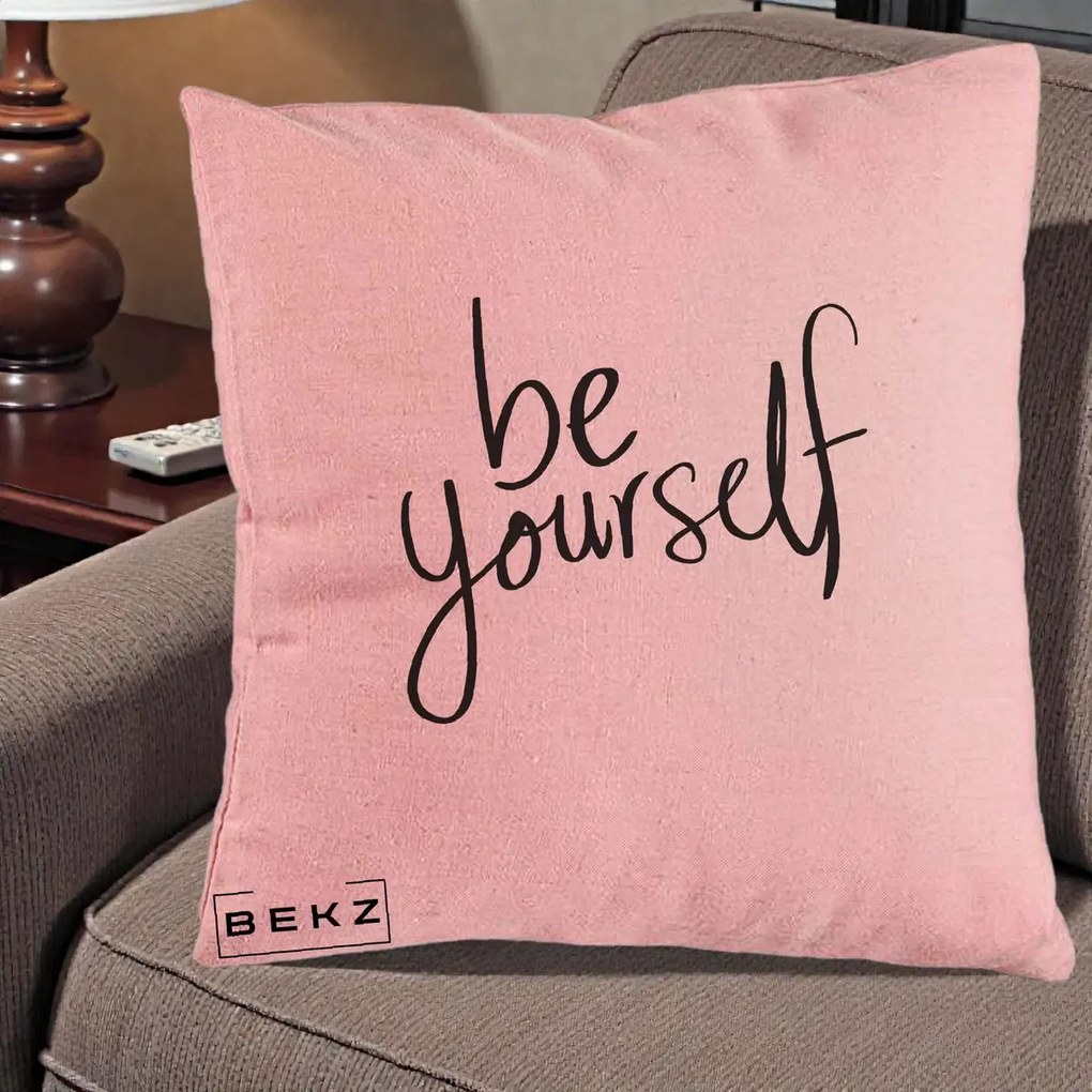 Perna Decorativa Be Yourself Caligrafie Neagra, 40x40 cm, Roz, Husa Detasabila, Perna Inclusa, BEKZ®