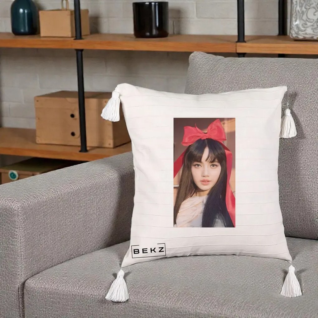 Perna Personalizata K-pop BLACKPINK Rose cu Funda Rosie, 40x40 cm, Bej cu Franjuri, Husa Detasabila, Perna Inclusa, BEKZ®