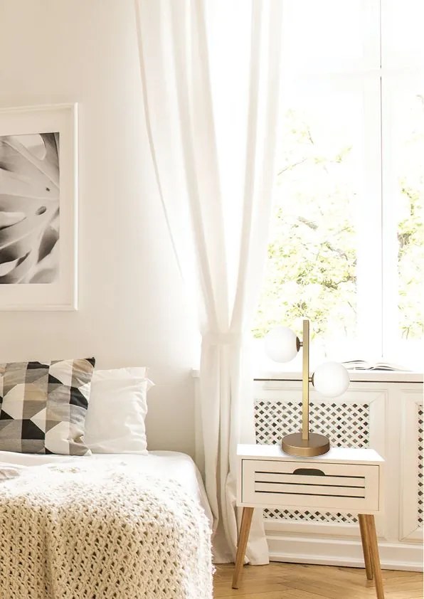 Kama - Lampă de masă cu 2 globuri albe si finisaj de alamă