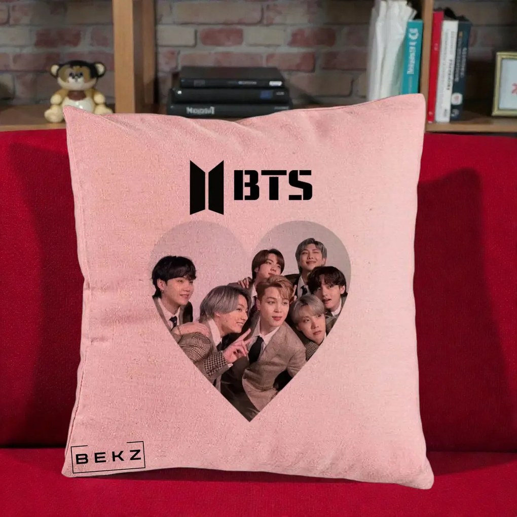 Perna Personalizata K-pop BTS Grup Fotografie in Inima, 40x40 cm, Roz, Husa Detasabila, Perna Inclusa, BEKZ®