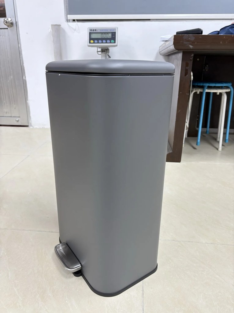 HOMCOM Coș de gunoi dreptunghiular cu pedală 30L, cu găleată interioară detașabilă, închidere silențioasă, mâner, gri închis | Aosom Romania