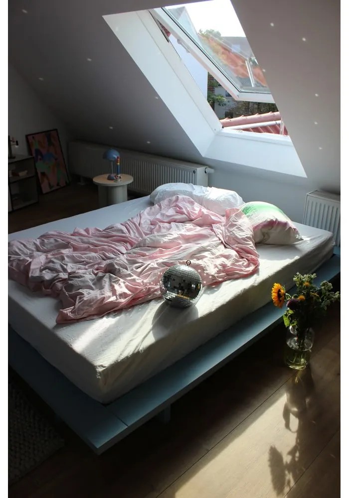 Pat matrimonial albastru deschis din lemn masiv de pin cu somieră 180x200 cm Japan – Karup Design