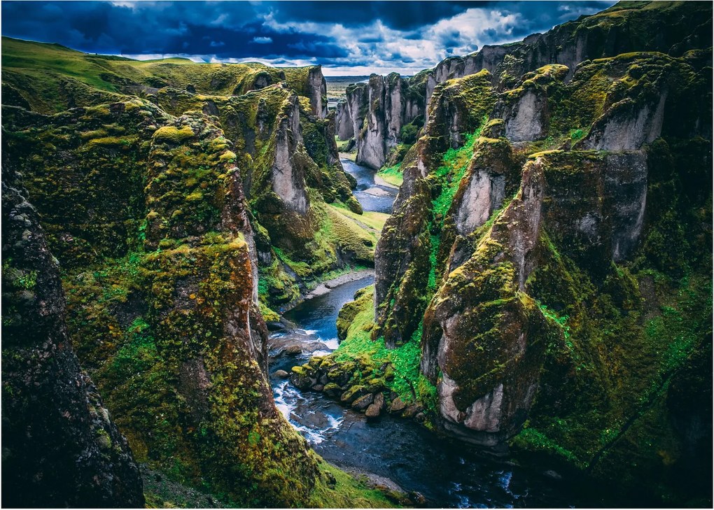 Tablou pe sticlă - Râu într-o vale stâncoasă (70x50 cm)