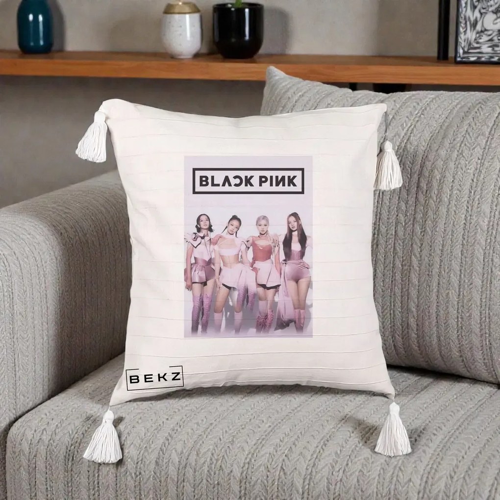 Perna Personalizata K-pop BLACKPINK Poster Roz Tinute Coordonate, 40x40 cm, Bej cu Franjuri, Husa Detasabila, Perna Inclusa, BEKZ®