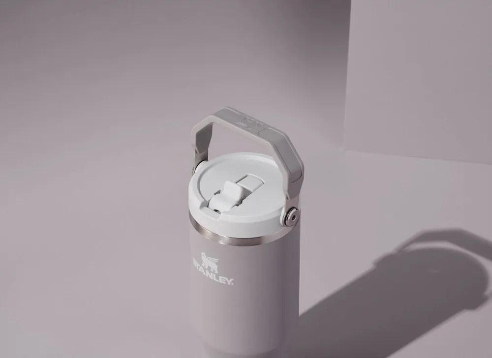 Termos gri deschis din oțel inoxidabil 600 ml IceFlow™ Flip Straw 2.0 Tumbler Ash – Stanley