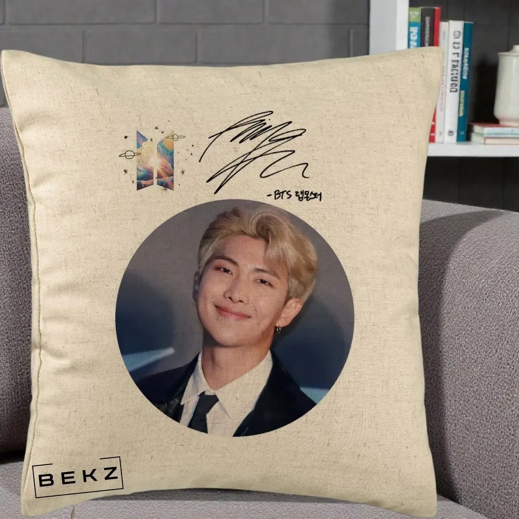 Perna Personalizata K-pop BTS RM Namjoon Portret Cerc cu Autograf, 40x40 cm, Bej, Husa Detasabila, Perna Inclusa, BEKZ®