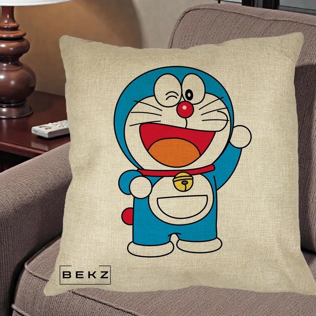 Perna Personalizata Doraemon Salutand, 40x40 cm, Crem, Husa Detasabila, Perna Inclusa, BEKZ®