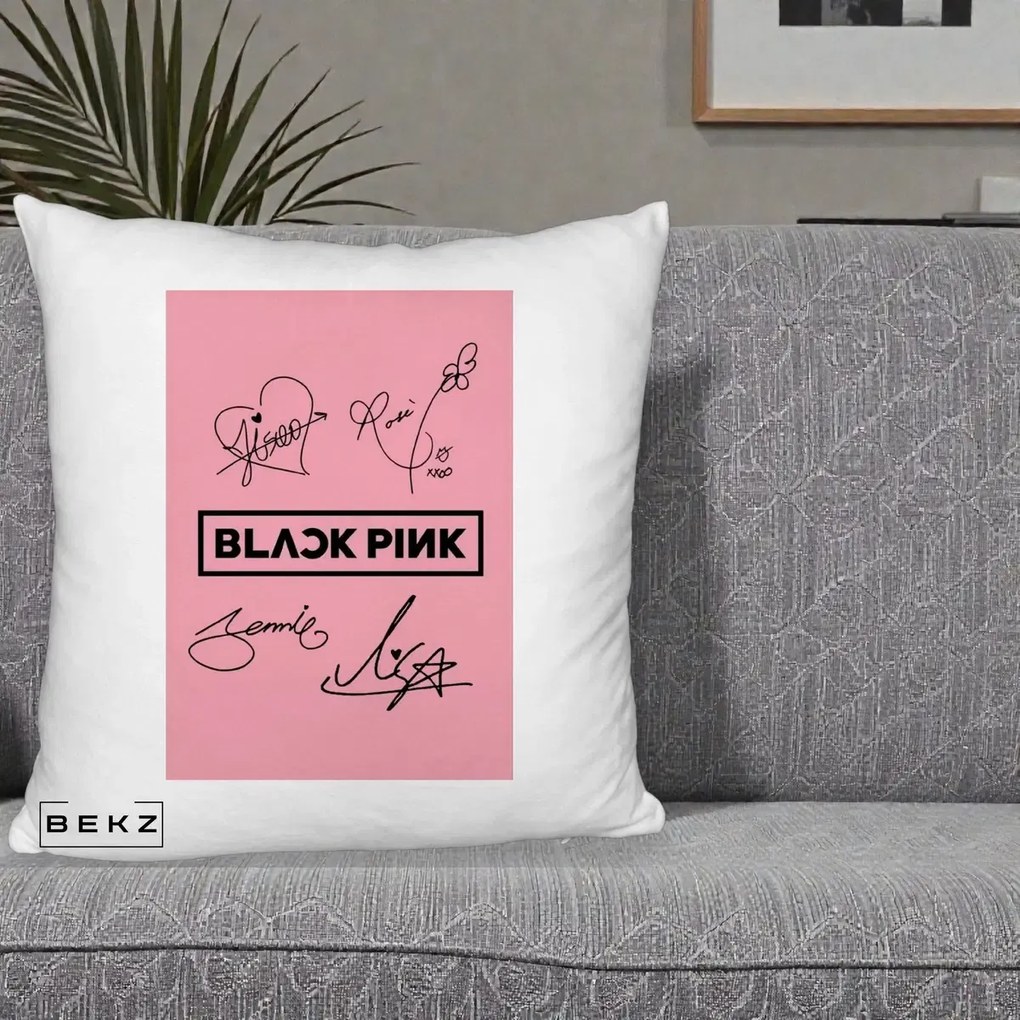 Perna Personalizata K-pop BLACKPINK Semnaturi Roz, 40x40 cm, Alb Pufos, Husa Detasabila, Perna Inclusa, BEKZ®