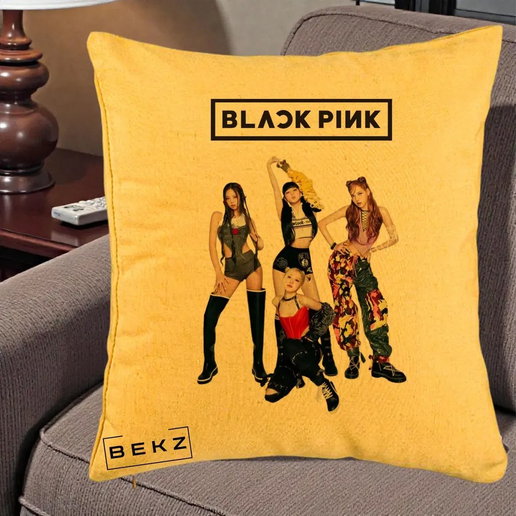 Perna Personalizata K-pop BLACKPINK Fotografie de Grup, 40x40 cm, Galben, Husa Detasabila, Perna Inclusa, BEKZ®