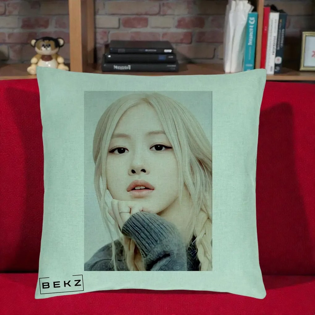 Perna Personalizata K-pop BLACKPINK Rose cu Jucarie de Plus, 40x40 cm, Verde Menta, Husa Detasabila, Perna Inclusa, BEKZ®