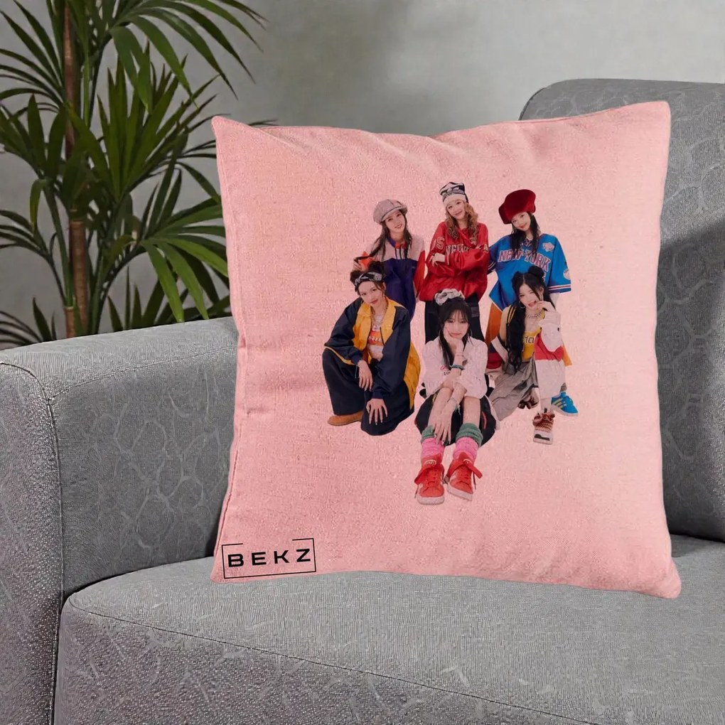Perna Personalizata Grup K-pop Fete Streetwear Foto, 40x40 cm, Roz, Husa Detasabila, Perna Inclusa, BEKZ®