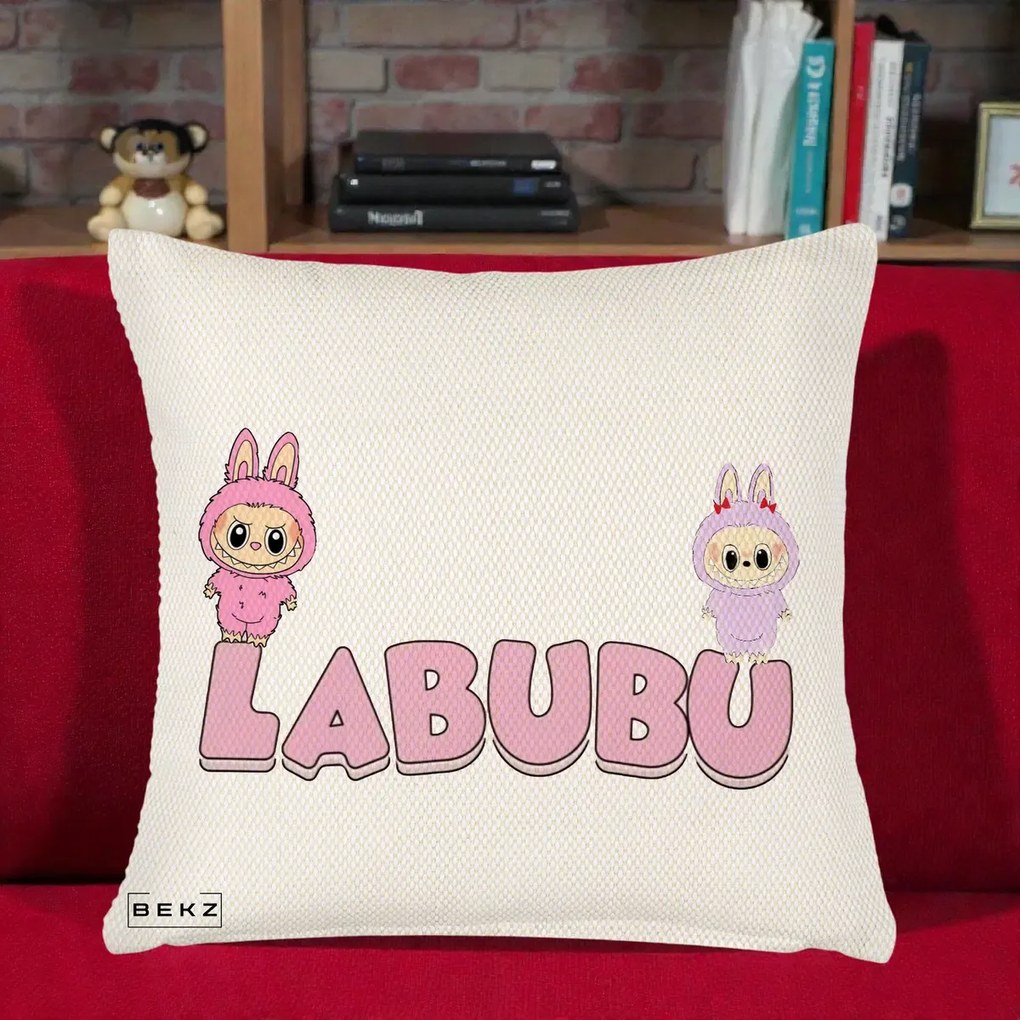 Perna Personalizata Labubu Duo Roz-Lila cu Text, 40x40 cm, Crem Reliefat, Husa Detasabila, Perna Inclusa, BEKZ®
