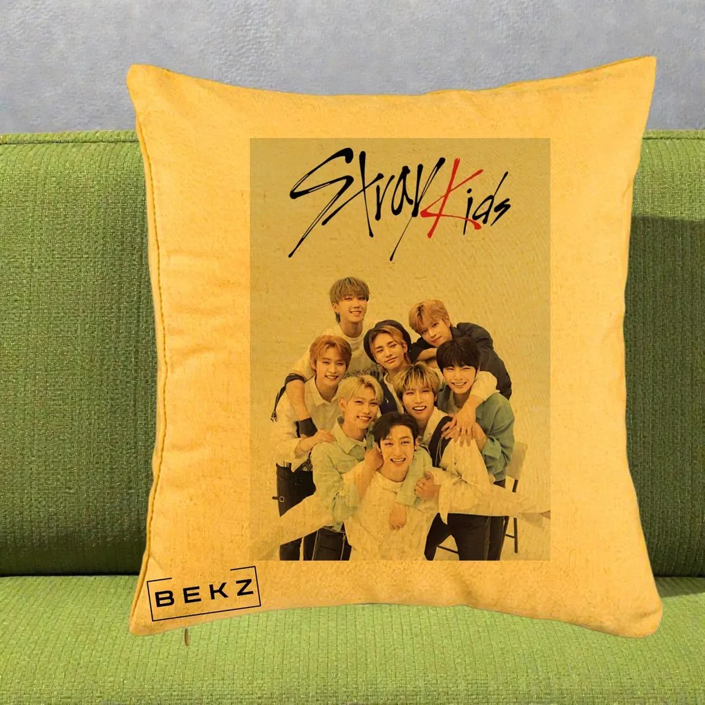 Perna Personalizata K-pop Stray Kids cu Foto Grup Alb-Albastru, 40x40 cm, Galben, Husa Detasabila, Perna Inclusa, BEKZ®
